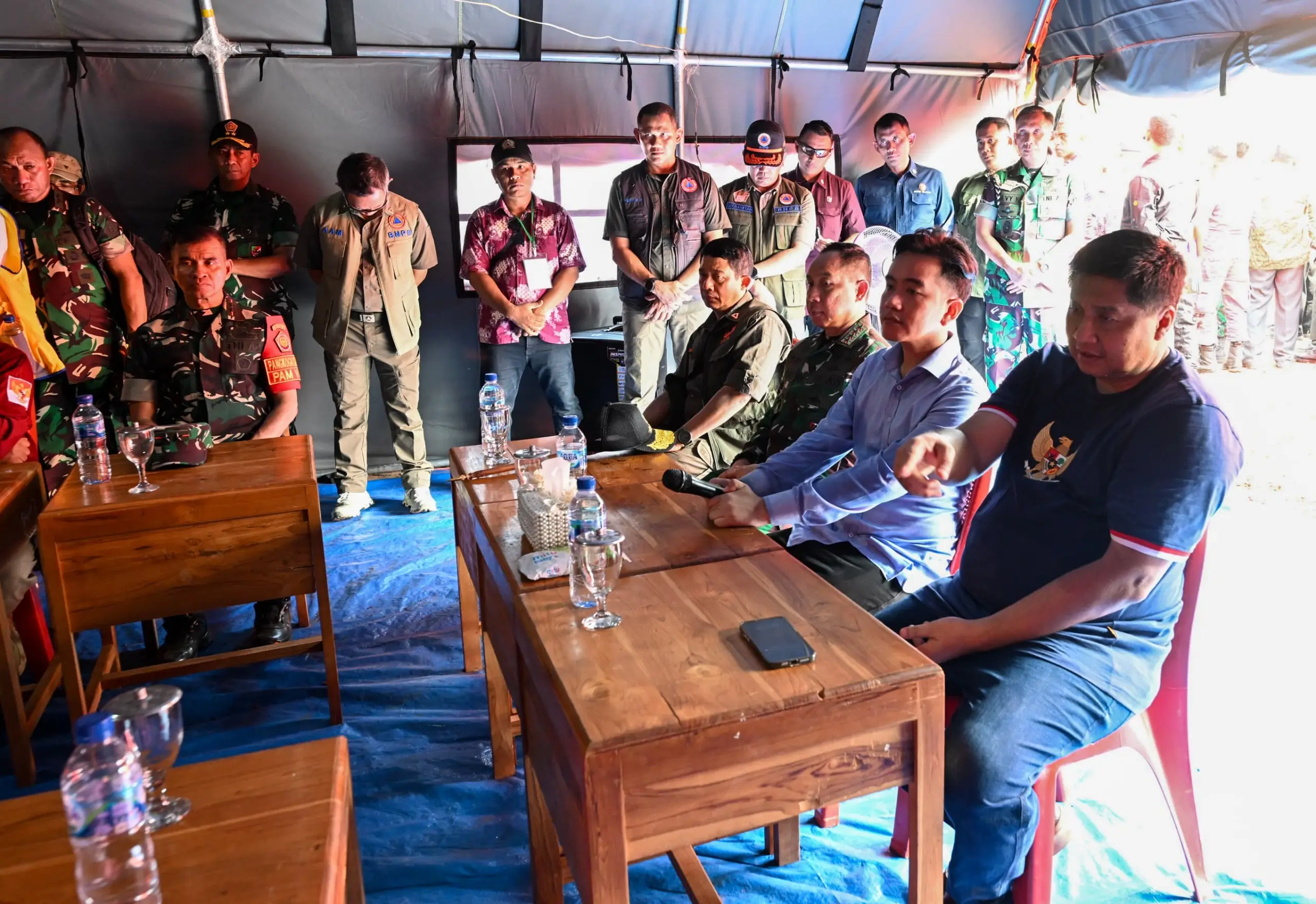 Rapat koordinasi penanganan darurat erupsi Gunung Lewotobi Laki-Laki bersama Wakil Presiden Rpublik Indonesia Gibran Rakabuming di pos lapangan Kobasoma, Kecamatan Titehena, Kabupaten Flores Timur, Nusa Tenggara Timur, pada Kamis (14/11).